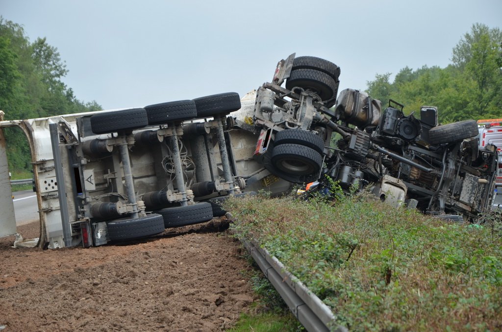 LKW umgestuerzt A 1 Rich Saarbruecken P052.JPG